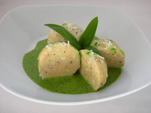 Herzhafte Quarkknödel mit Bärlauchsauce - Rezept