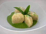 Herzhafte Quarkknödel mit Bärlauchsauce - Rezept