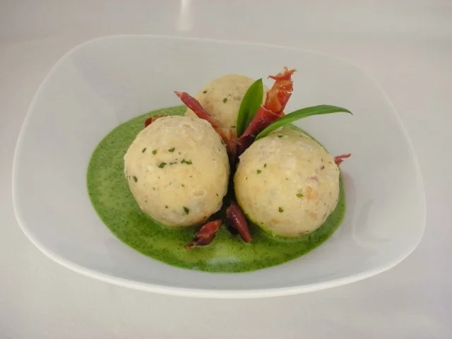 Herzhafte Quarkknödel mit Bärlauchsauce - Rezept - Bild Nr. 2