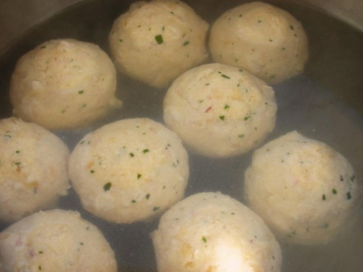 Herzhafte Quarkknödel mit Bärlauchsauce - Rezept - kochbar.de