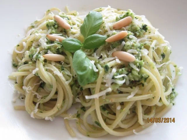 Rezept: Spaghetti mit Pesto Spaghetti mit Pesto - Rezept
