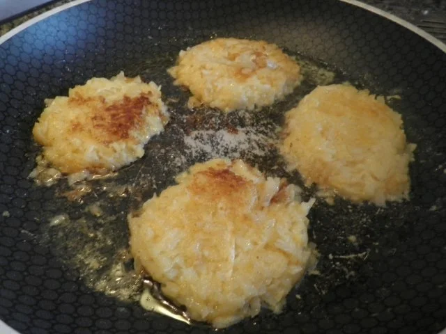 Birnen - Ingwer - Rösti, überbacken mit Edelpilzkäse und Preiselbeer - Joghurt - Dip ... - Rezept - Bild Nr. 8