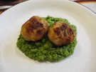 Frikadellen gefüllt auf Erbsenpüree - Rezept