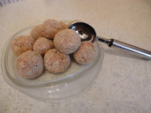 Rezept: Frikadellen gefüllt auf Erbsenpüree Bild Nr. 2 Frikadellen gefüllt auf Erbsenpüree - Rezept - Bild Nr. 2