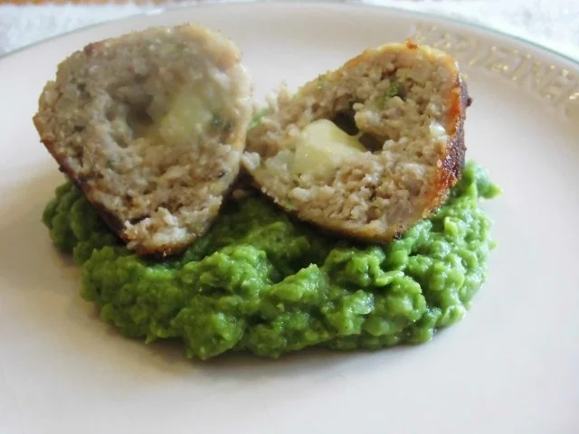 Rezept: Frikadellen gefüllt auf Erbsenpüree Bild Nr. 4 Frikadellen gefüllt auf Erbsenpüree - Rezept - Bild Nr. 4