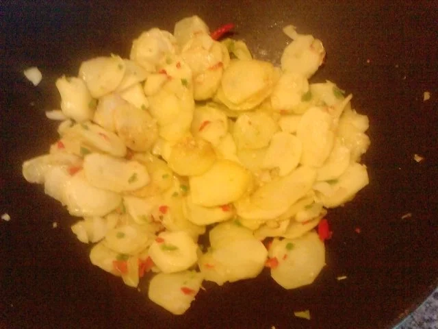 HÖLLENSCHENKEL MIT TEUFELSSALAT -- HOT- HÄHNCHENSCHENKEL MIT HOT-BRATKARTOFFELSALAT - Rezept - Bild Nr. 6