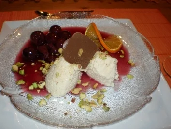 Marzipan-Mousse auf Zimt-Kirschen - Rezept