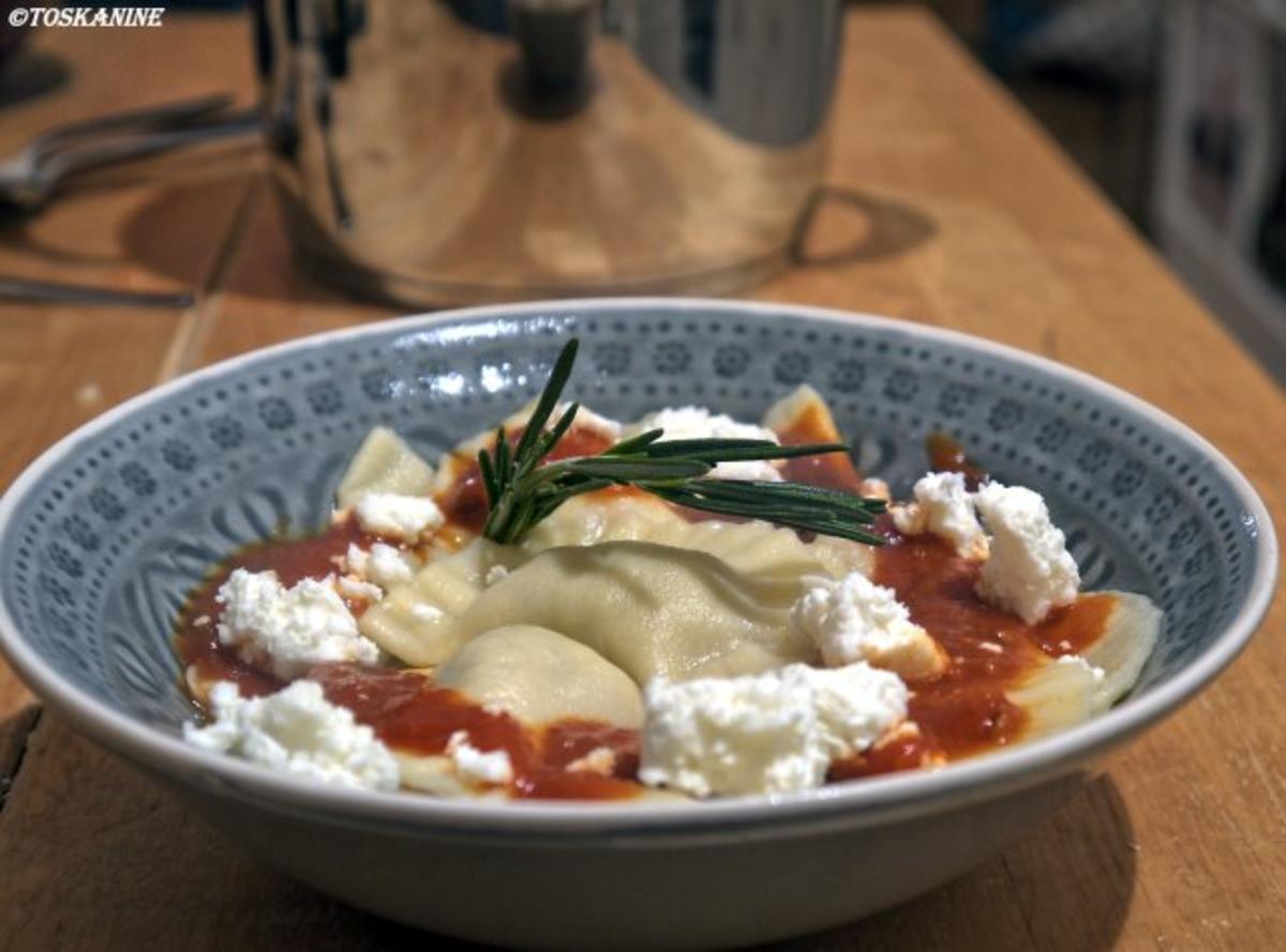 Ravioli mit Fenchel-Mandel-Füllung, Tomatensauce, Schafsfeta - Rezept - Bild Nr. 15