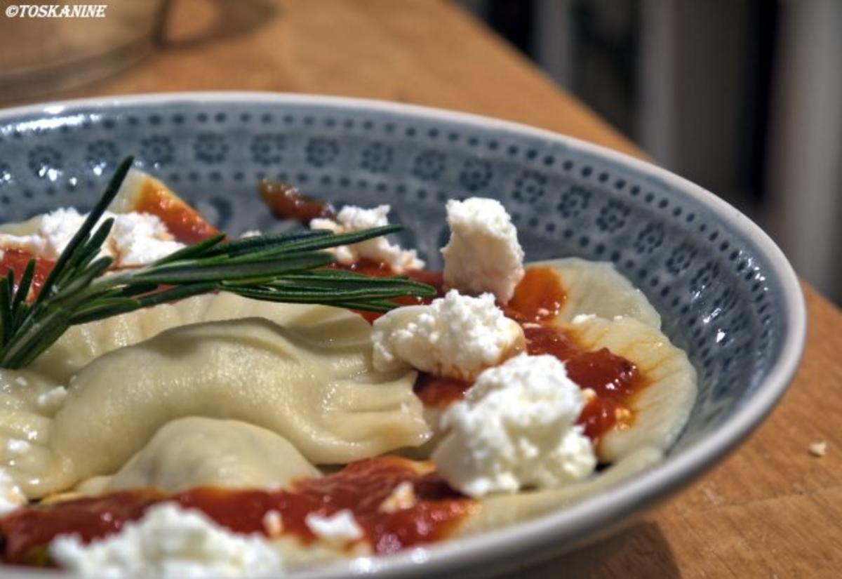 Ravioli mit Fenchel-Mandel-Füllung, Tomatensauce, Schafsfeta - Rezept