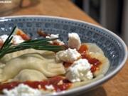 Ravioli mit Fenchel-Mandel-Füllung, Tomatensauce, Schafsfeta - Rezept