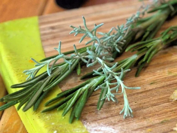 Ravioli mit Fenchel-Mandel-Füllung, Tomatensauce, Schafsfeta - Rezept - Bild Nr. 4