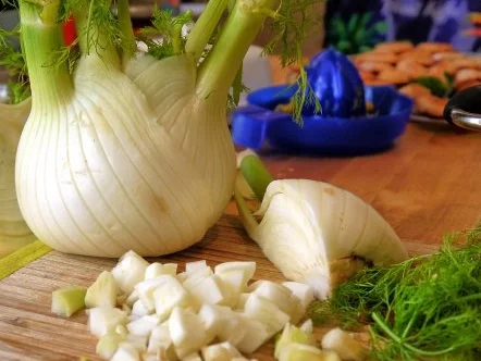 Ravioli mit Fenchel-Mandel-Füllung, Tomatensauce, Schafsfeta - Rezept - Bild Nr. 8
