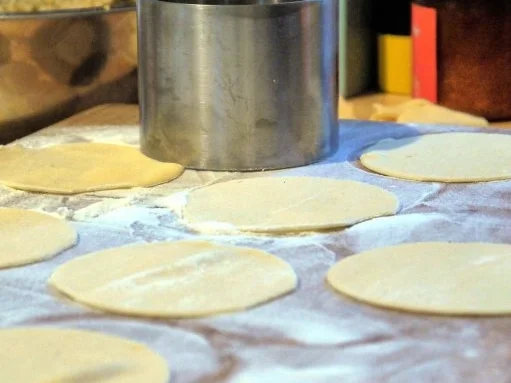 Ravioli mit Fenchel-Mandel-Füllung, Tomatensauce, Schafsfeta - Rezept - Bild Nr. 12