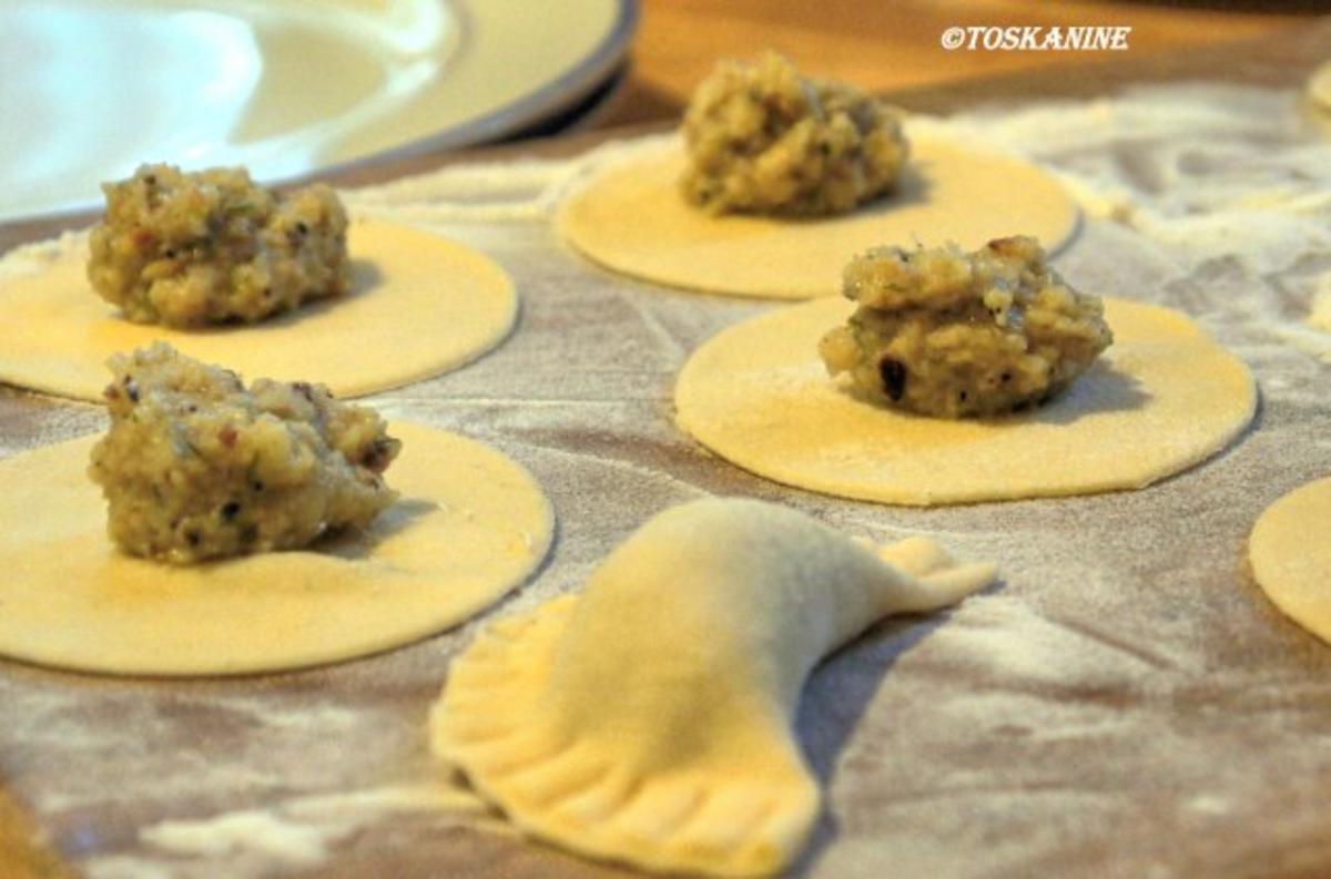 Ravioli mit Fenchel-Mandel-Füllung, Tomatensauce, Schafsfeta - Rezept - Bild Nr. 13