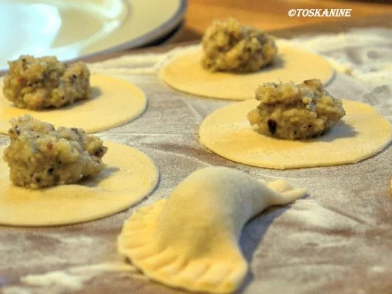 Ravioli mit Fenchel-Mandel-Füllung, Tomatensauce, Schafsfeta - Rezept - Bild Nr. 13