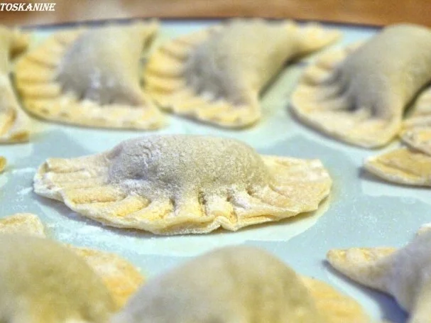 Ravioli mit Fenchel-Mandel-Füllung, Tomatensauce, Schafsfeta - Rezept - Bild Nr. 14