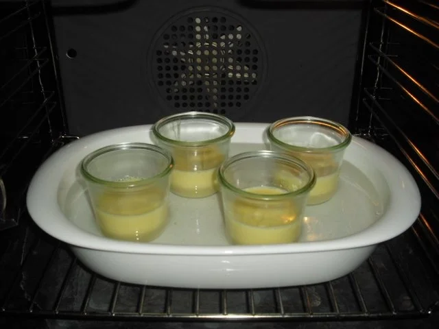 Kokos-Creme-Brûlée mit heißer Sauerkirschen-Sauce - Rezept - Bild Nr. 2