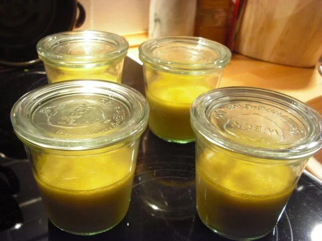 Kokos-Creme-Brûlée mit heißer Sauerkirschen-Sauce - Rezept - Bild Nr. 3