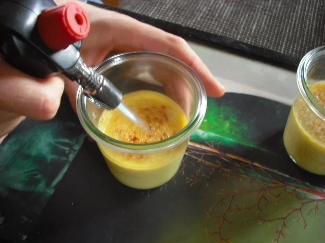 Kokos-Creme-Brûlée mit heißer Sauerkirschen-Sauce - Rezept - Bild Nr. 4