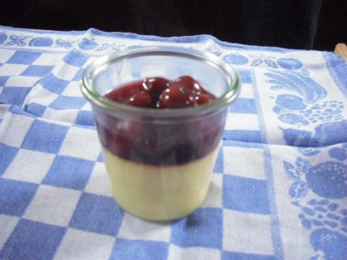 Kokos-Creme-Brûlée mit heißer Sauerkirschen-Sauce - Rezept - kochbar.de