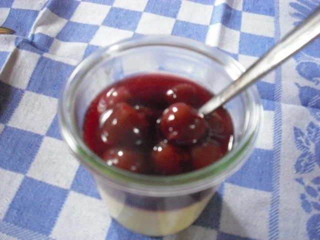 Kokos-Creme-Brûlée mit heißer Sauerkirschen-Sauce - Rezept - Bild Nr. 6