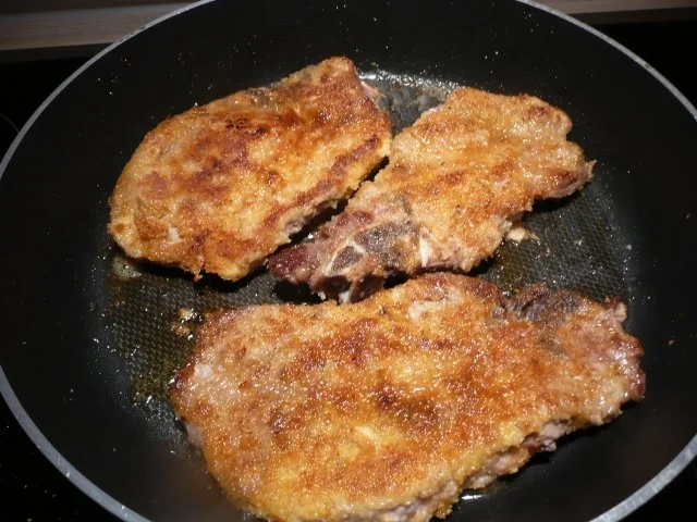 Kammkotelett an Bratkartoffeln, Broccoli und Mini - Karotten. - Rezept - Bild Nr. 3