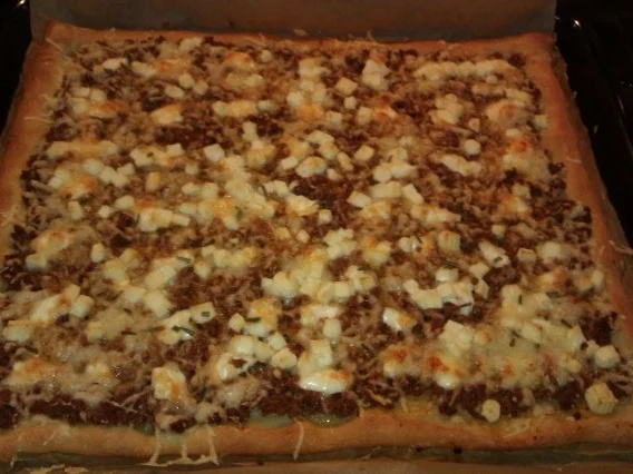 Rezept: Deftiger Hackfleisch-Blechkuchen Deftiger Hackfleisch-Blechkuchen - Rezept