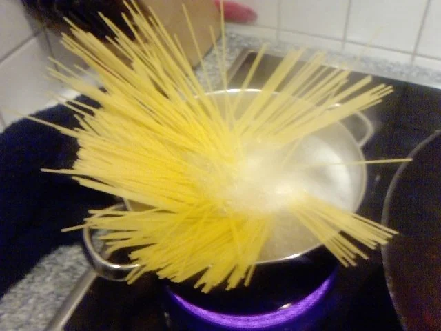 PASTA NICHT NUR FÜR LEICHTE MÄDCHEN --- SPAGHETT I  ALLA  PUTTANESCA - Rezept - Bild Nr. 11