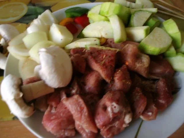 bunte Fleischspieße in Tomatensoße - Rezept - Bild Nr. 3