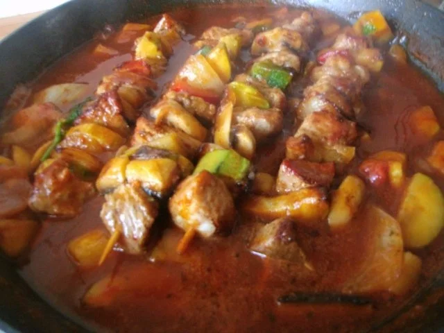 bunte Fleischspieße in Tomatensoße - Rezept - Bild Nr. 2