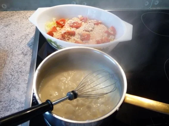 Auflauf: Porree-Hähnchenröllchen in Zwiebelsoße mit Käse überbacken - Rezept - Bild Nr. 2