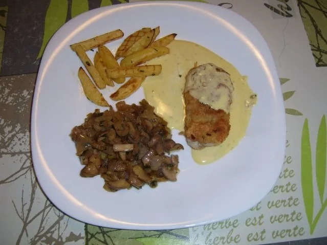Gefüllte Putenmedaillon an Waldchampignons mit Pommes - Rezept