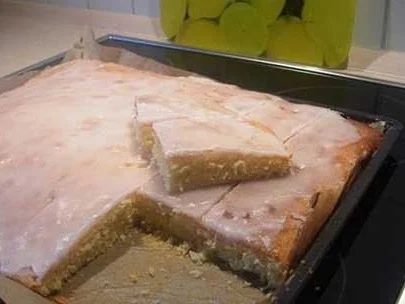 Schneller Blech-Zitronenkuchen mit Guss - Rezept