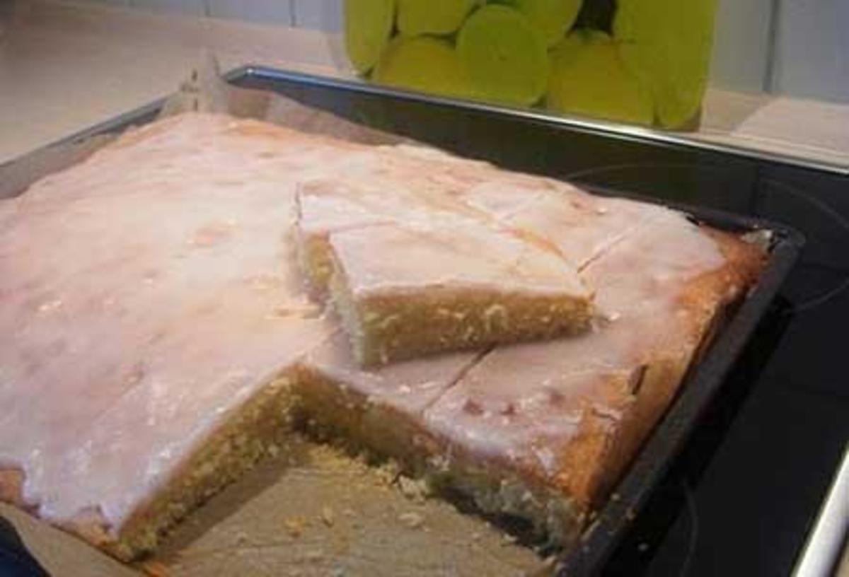 Schneller Blech-Zitronenkuchen mit Guss - Rezept - kochbar.de