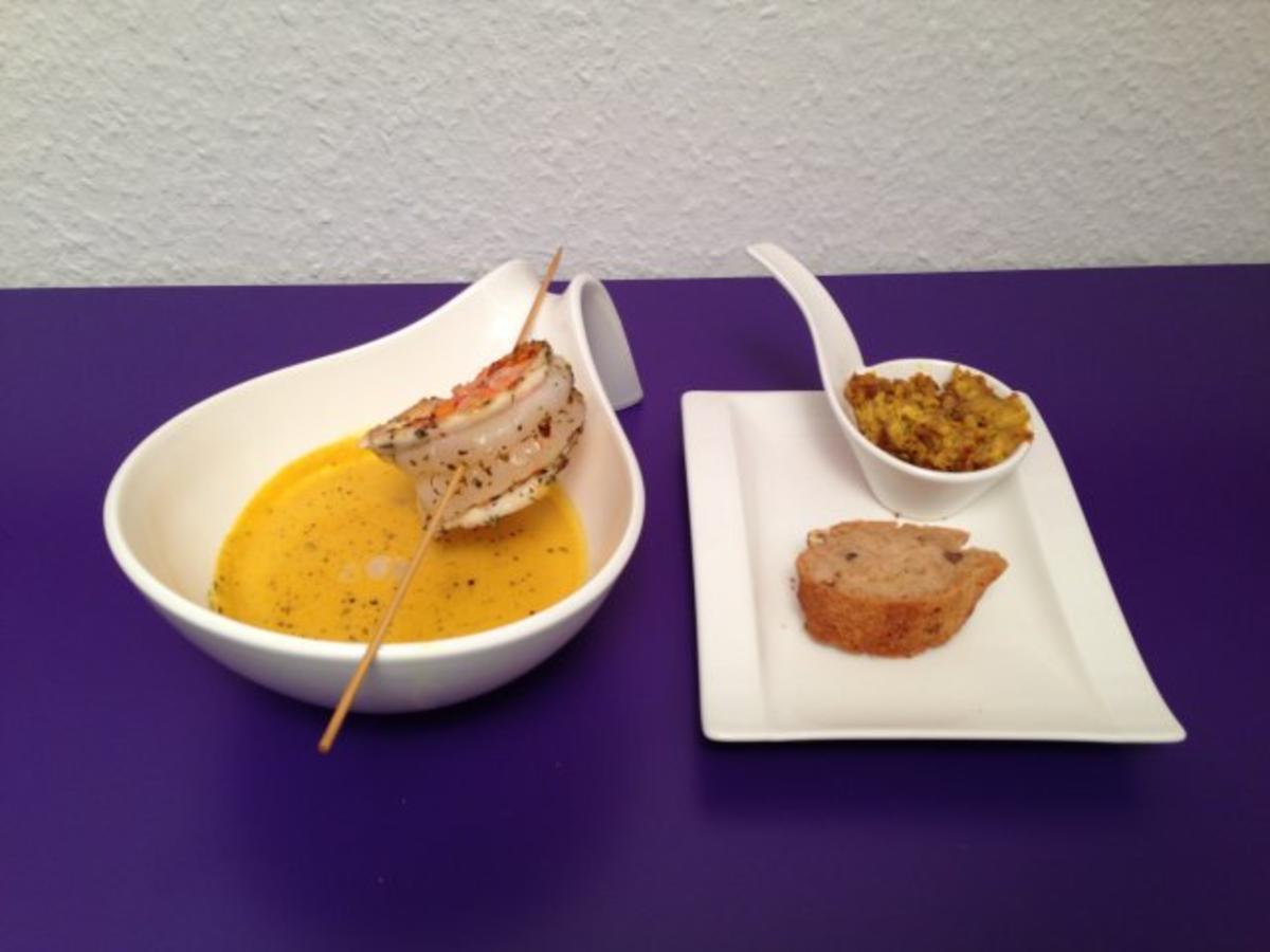 Apfel Curry Suppe mit Gamba, dazu Malzbierbrot mit Dattelaufstrich ...