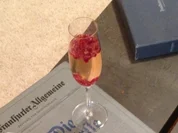 Rezept: Irdische Drogen im Glas (Prosecco mit Granatapfel und Holunder) Irdische Drogen im Glas (Prosecco mit Granatapfel und Holunder) - Rezept