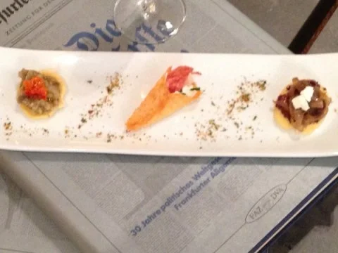 "Grüne, braune und gelbe Pillenhäppchebn" (Parmesantüte, Pefferpfannküchlein & Blinis) - Rezept