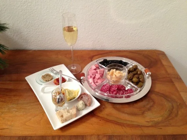 Italienischer Schaumwein dazu eine Variation verschiedener Antipasti - Rezept