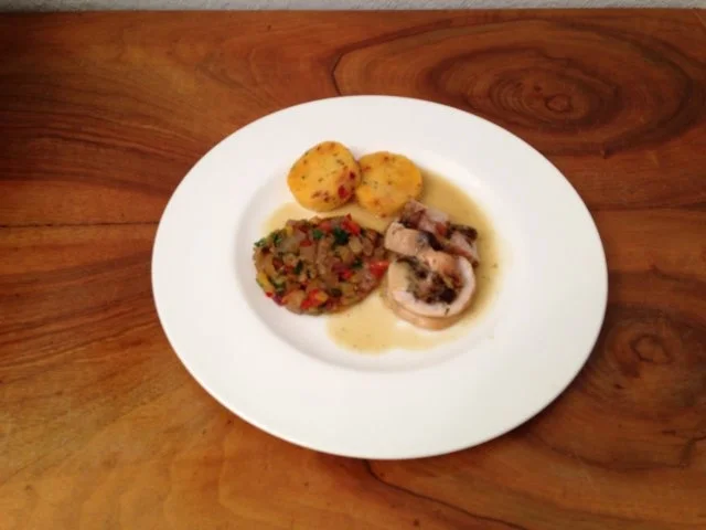 Gefülltes Kaninchen in Arneis-Wein mit Gemüseragout und Polentatalern - Rezept