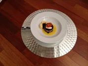 Lachstartar auf Belugalinsen an Orangensauce, dazu Ciabatta und Orangen-Chili-Butter - Rezept