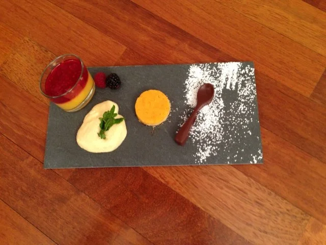 Kürbis-Tarte und Mango-Himbeer Smoothie and weißer Mousse au chocolat et vanille - Rezept