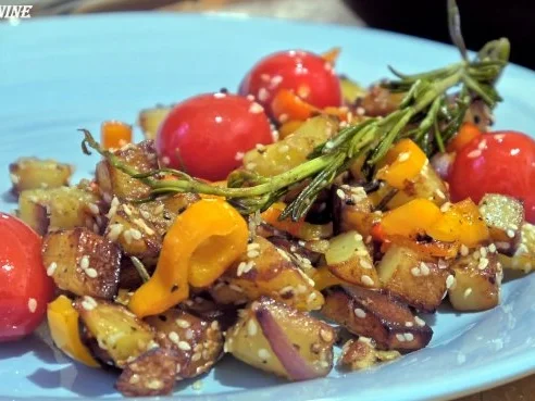 Kartoffel-Gemüsepfanne mit Sesam - Rezept