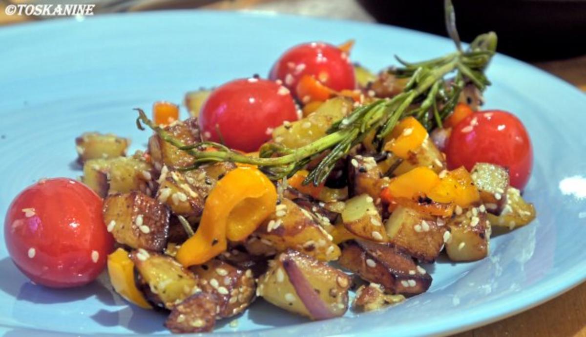 Kartoffel-Gemüsepfanne mit Sesam - Rezept - kochbar.de