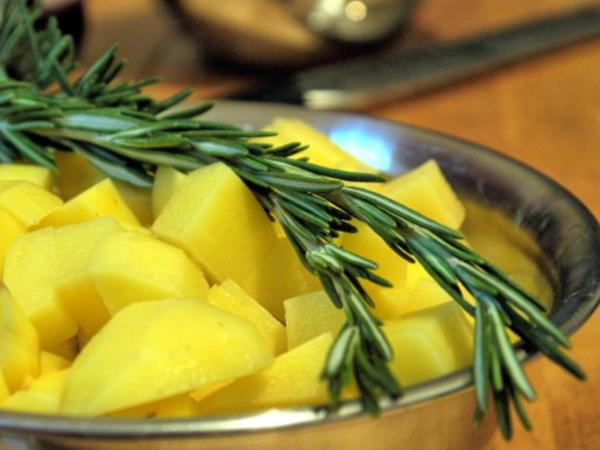 Kartoffel-Gemüsepfanne mit Sesam - Rezept - kochbar.de