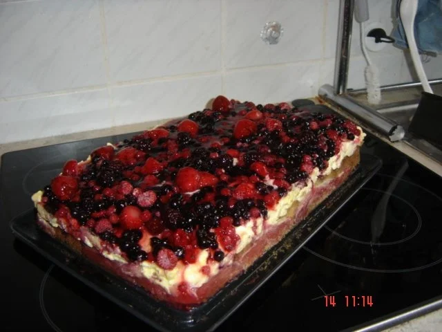 Eierlikörschnitten mit gemischten Beeren - Rezept