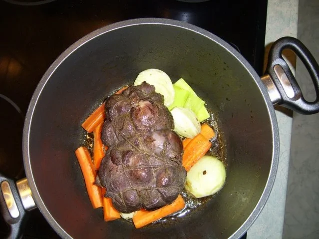 Rezept: Kalbsrollbraten mit Seranofüllung in Forstmeisters Marinade Bild Nr. 10 Kalbsrollbraten mit Seranofüllung in Forstmeisters Marinade - Rezept - Bild Nr. 10