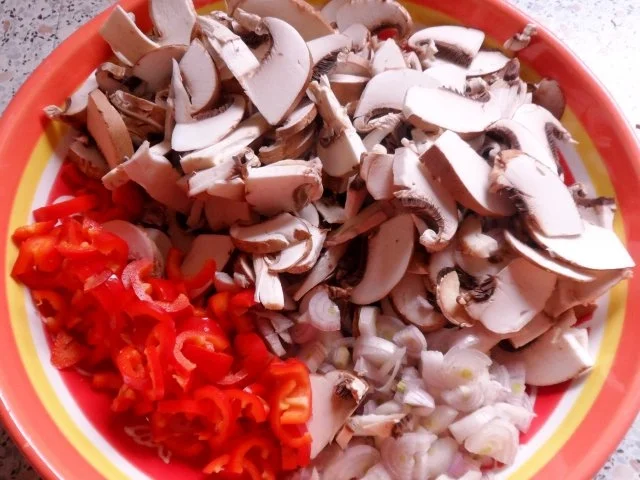 Pfannengerichte: Schwarzwurzel-Hähnchen-Pfanne mit Champignons & Kapern-Senf-Soße - Rezept - Bild Nr. 2