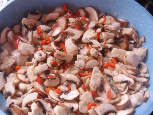 Pfannengerichte: Schwarzwurzel-Hähnchen-Pfanne mit Champignons & Kapern-Senf-Soße - Rezept - Bild Nr. 6