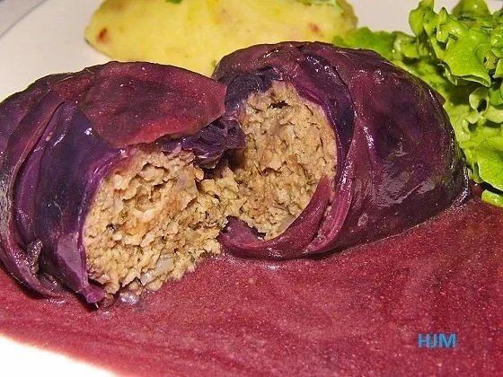 Rezept: Roulade vom Rotkohl mit gekochter Wildfleischfüllung Roulade vom Rotkohl mit gekochter Wildfleischfüllung - Rezept