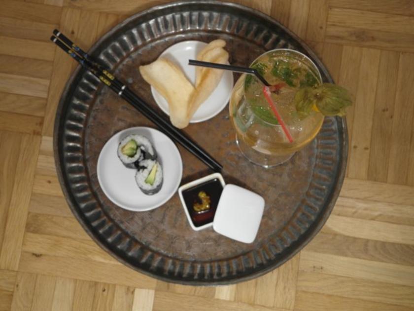 Pflaumenwein Cocktail mit vegetrarischer Sushi-Maki Rolle und Kroepoek